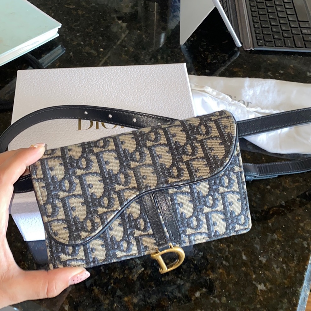 SADDLE SLIM POUCH
Blue Dior Oblique Embroidery